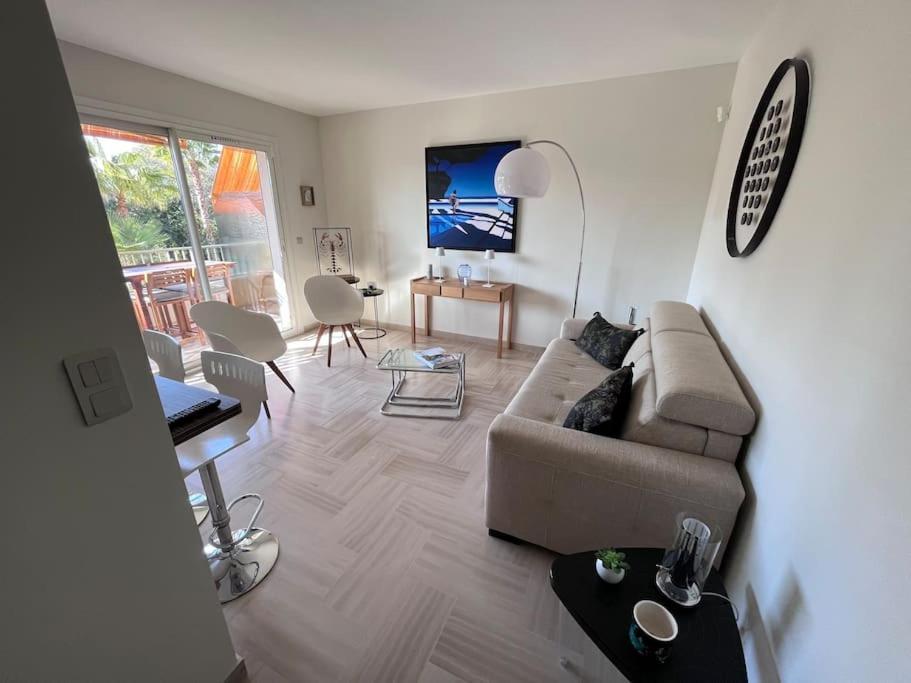 Appartement Avec Terrasse, Vue Jardin Et Piscine Antibes Esterno foto